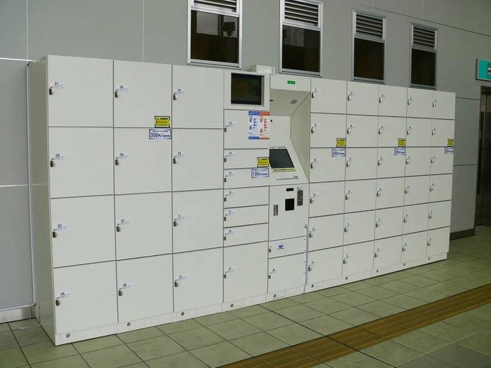 日本车站常见的投币式寄存柜