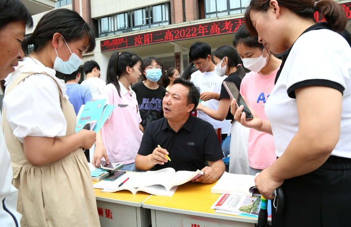 ▲河南省洛阳市汝阳县第二高级中学教师辅导学生填报志愿。图/新华社
