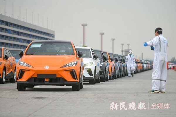 图说：今天，首批千辆MG MULAN从上海海通码头出发，远渡重洋 新民晚报记者 陈梦泽 摄（下同）