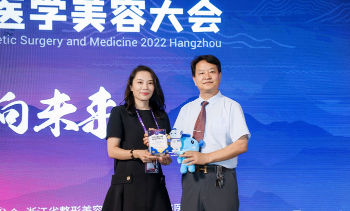 　　王博院长美沃斯大会做双美胶原蛋白专题演讲