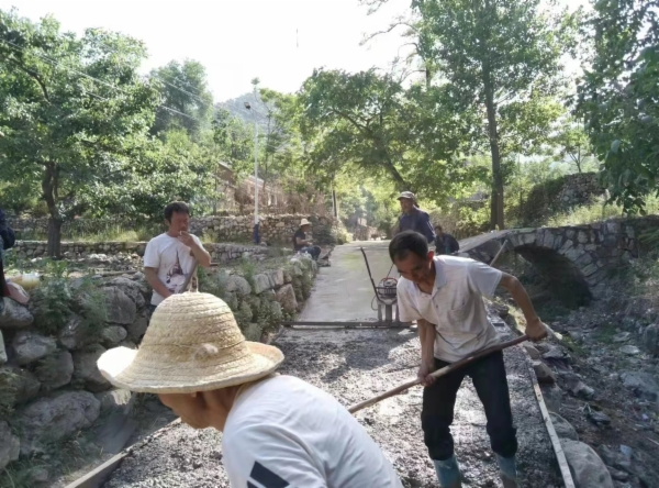 群众自发参与到修路建设中，贡献自己的力量。 