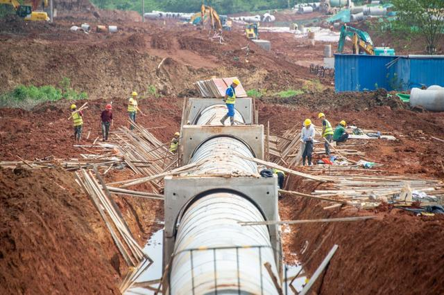 ▲在武汉光谷科学岛环岛路项目上，工人在进行排水工程施工作业。图/新华社