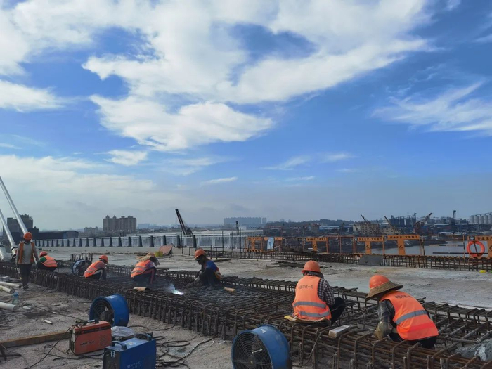 △工人们各司其职、有条不紊地开展工程施工，勾勒出项目加速建设的生动画面。中铁一局供图