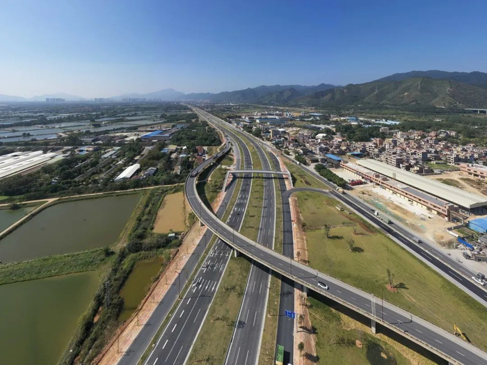△目前，东进大道三期工程除马房特大桥以外其余路段已实现功能性通车。廖文奕 摄