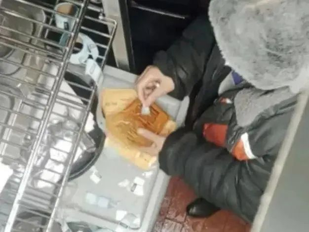 　厨师长在冷库偷换食材标签