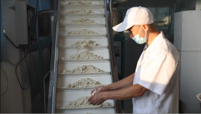 △制面的第一步：和面，水面比需十分精确。吴小川 摄