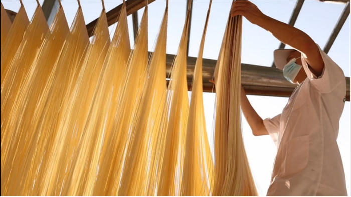 △四川古蔺县全年晴天超过300天，适宜晾晒面条。吴小川 摄