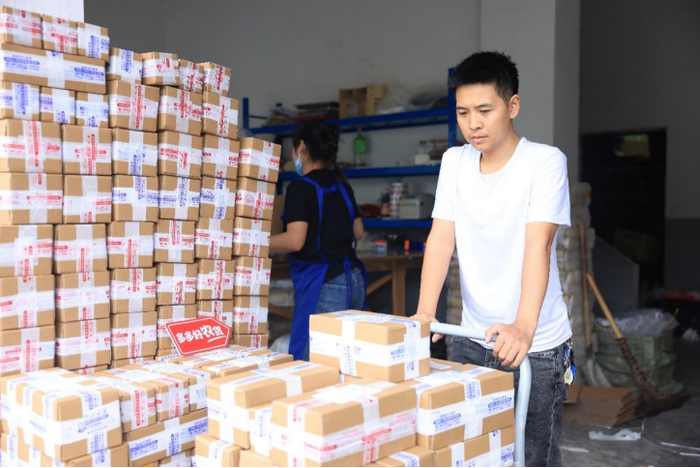 △拼多多店铺运营者王宇，和制面厂合作，通过电商将古蔺面销往全国。燕伟民 摄