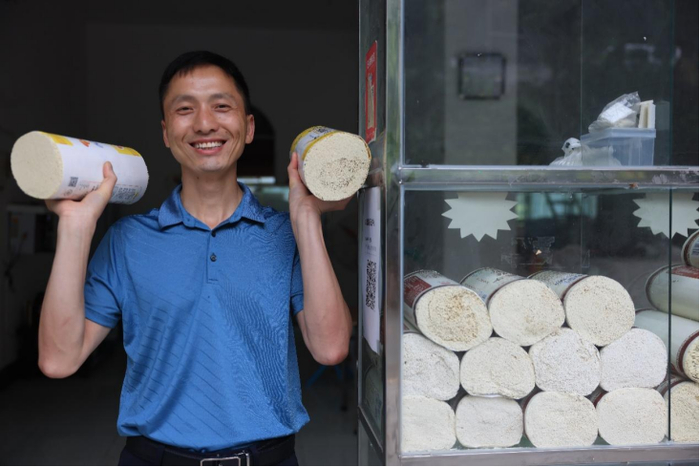 △胡刚是古蔺面协会秘书长，同时也是古蔺面制作工艺非遗传承人，从小在“面村”长大。燕伟民 摄