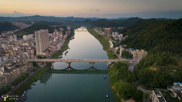 △封开贺江二桥是国道321线的重要桥梁之一，见证着多年来城镇的不断升级与发展。老牛阿杰 摄