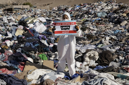 图：环保组织SumOfUs在智利的垃圾场控诉各个时尚品牌