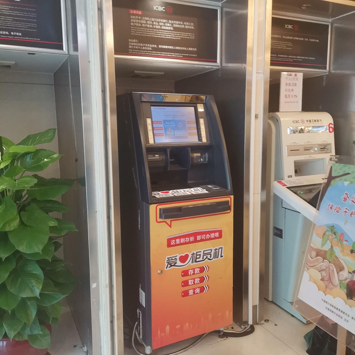 （工行广州明珠支行内的ATM机；时代财经拍摄）