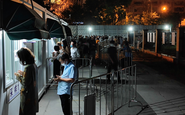 7月8日22时许，垂杨柳医院24小时核酸检测点，现场排起了长队。新京报记者 王巍 摄