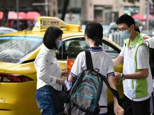 　图片说明：广州青年志愿者开展志愿服务