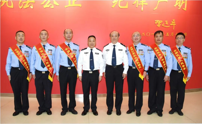 图为大会现场部分功模代表合影