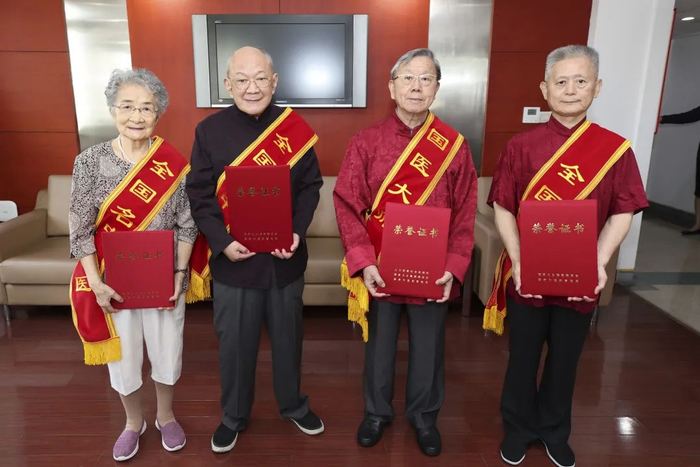 △凌昌全教授（右一）出席上海分会场颁奖现场