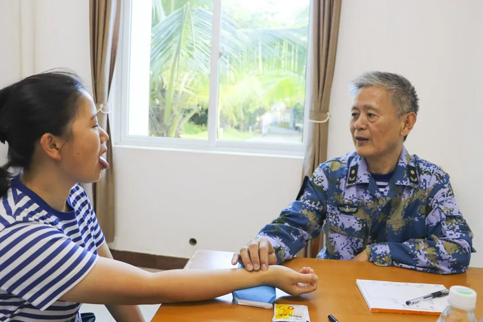 △凌昌全教授为基层官兵看诊