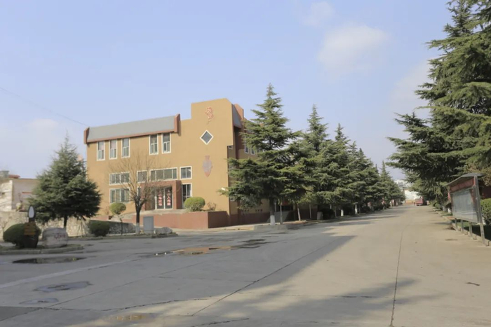 ▲仰韶酒业内部道路，前方就是酿造车间