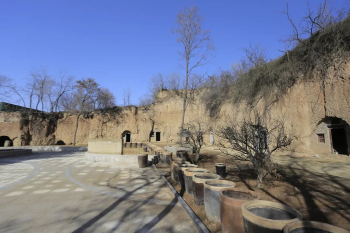 ▲仰韶村。1980年以前，村里都是住在窑洞里，冬暖夏凉，但是没有电，在附近打井水喝。