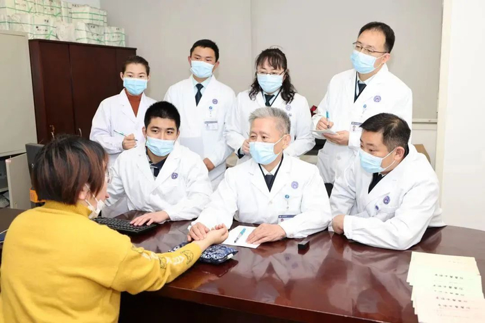 △凌昌全教授带领专家团队为患者看诊