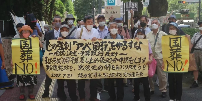 市民团体成员走入法院提交申诉书