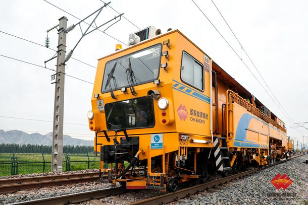 图为精准化捣固作业现场