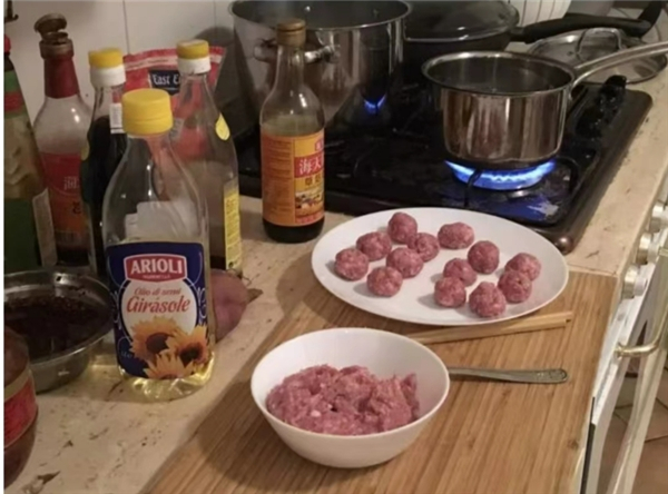 　　偶尔也会自己下厨做“开小灶”