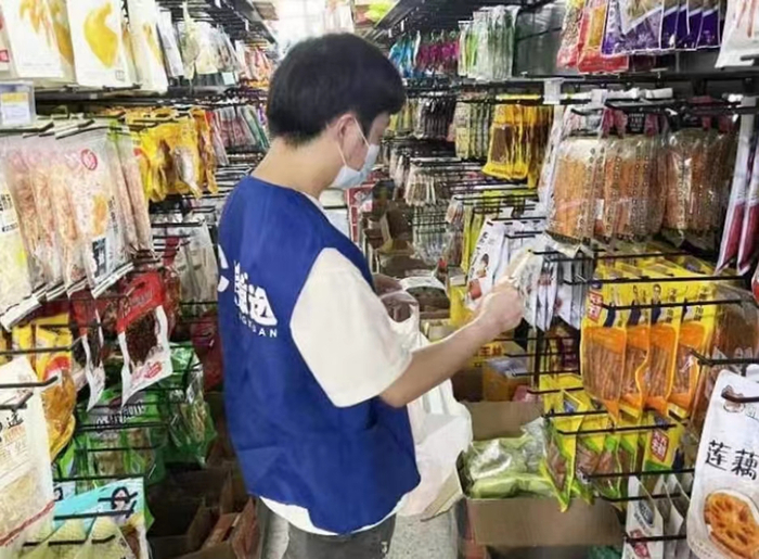 ▲“哆鲸选”店员正在仓内拣货