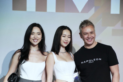 　　明星博主Ambi和Lamlam与拿破仑全球首席化妆师Nathan合影