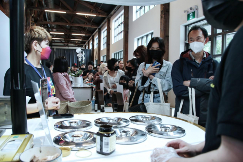 　　麦卢卡纯源蜂蜜BEE+展位前排起了长队