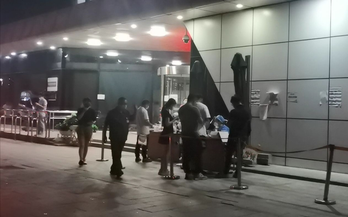 7月19日晚，朝阳区圣马克医院，现场做核酸检测的人较少，排队用时不到三分钟。新京报记者 赵亚楠 摄