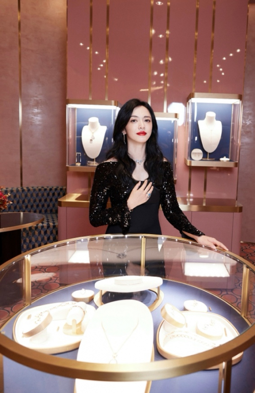 　　品牌代言人姚晨女士佩戴Nudo系列珠宝