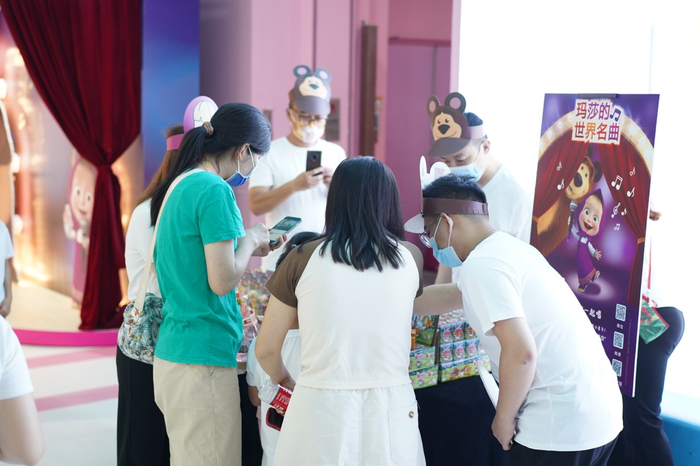 图说：孩子们拿到礼物非常开心