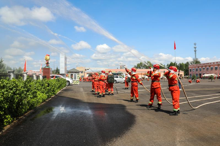 7月21日，“走比学”学员在塔河林业局观看防灭火技能演练。李日东摄