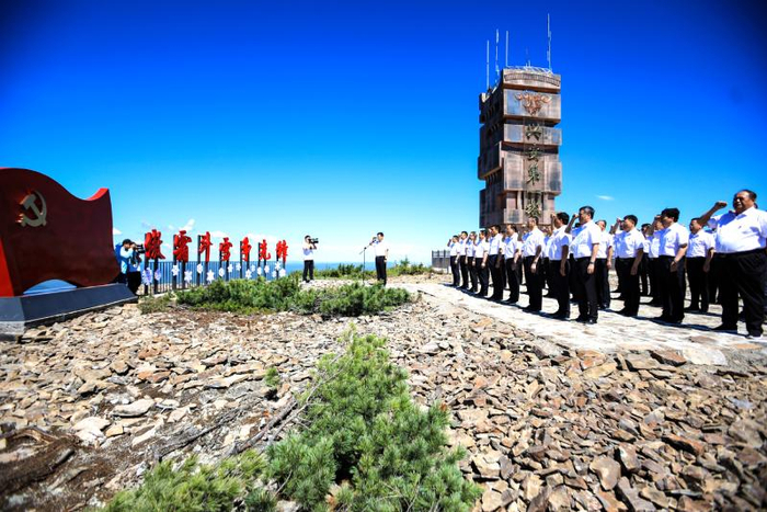 7月20日，“走比学”学员在呼中林业局举行重温入党誓词仪式。李日东摄