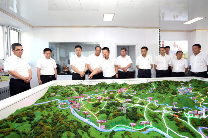 7月20日，阿木尔林业局游客中心讲解旅游景点布局。李日东摄