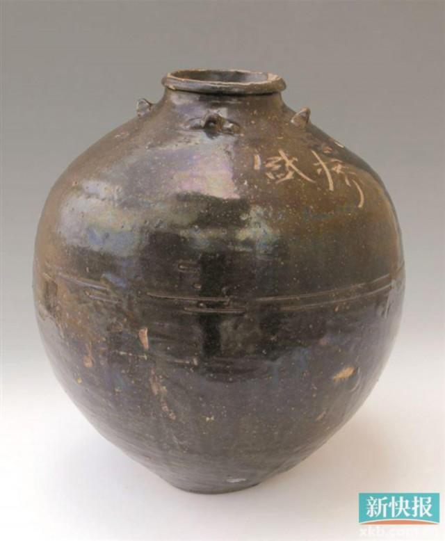 肯尼亚蒙巴萨沉船出水石湾窑“盛桥”铭储物罐。图片来自《秦大树：海上贸易的关键性器具：储物罐研究的重大推进》