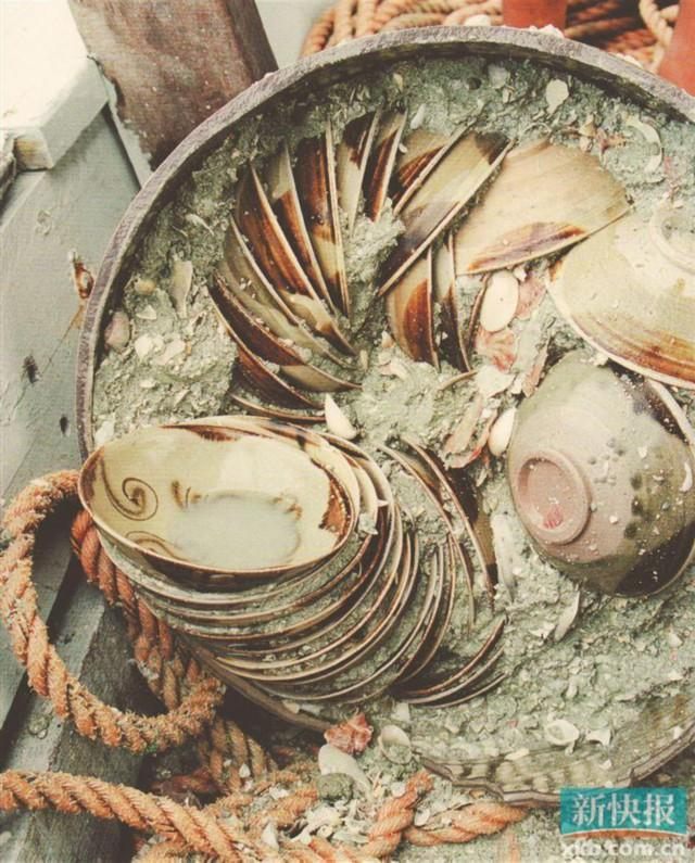 黑石号沉船大号储物罐盛装长沙窑碗场景复原图。图片来自《秦大树：海上贸易的关键性器具：储物罐研究的重大推进》