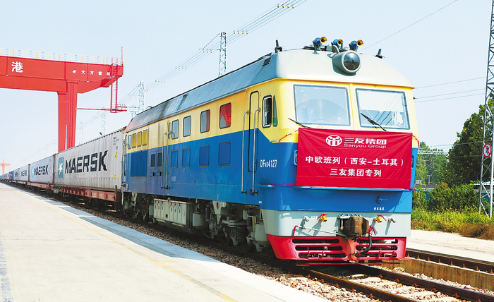     粘胶纤维通过中欧班列发往国外客商。
