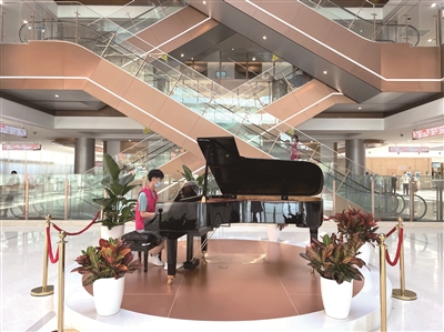     市第一医院方桥院区门诊大厅里，志愿者在弹奏钢琴。