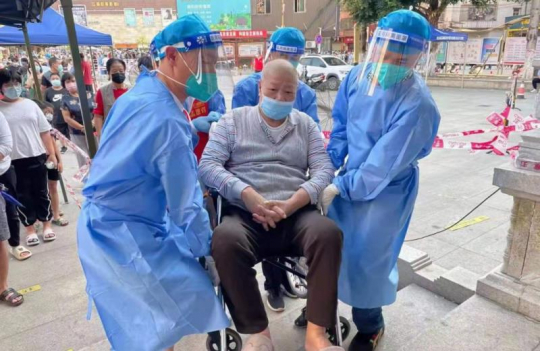 　　图片说明：广州青年志愿者开展志愿服务