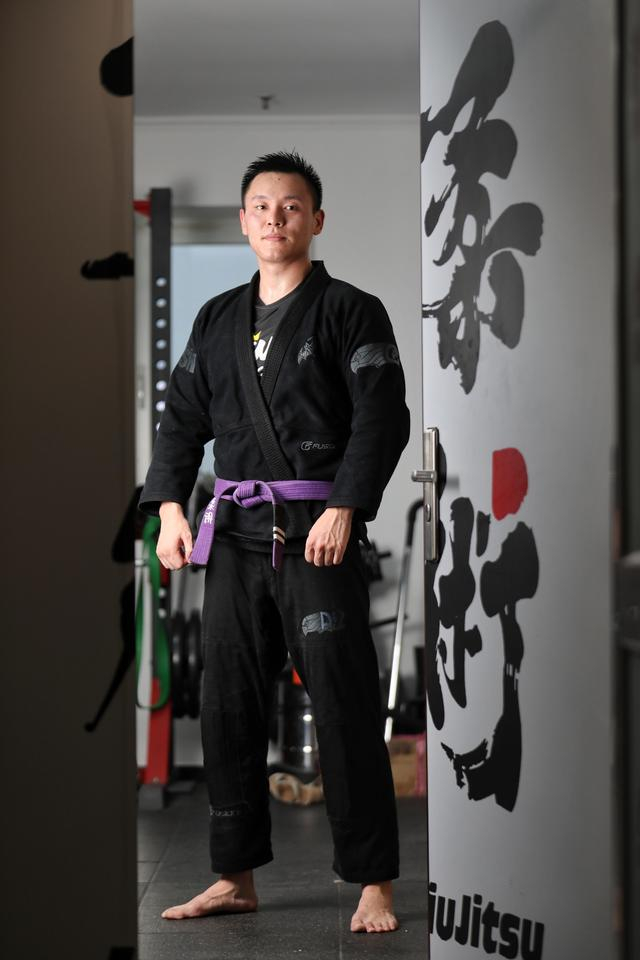 童峰练了4年时间就升级为紫带。  新京报记者 王飞 摄