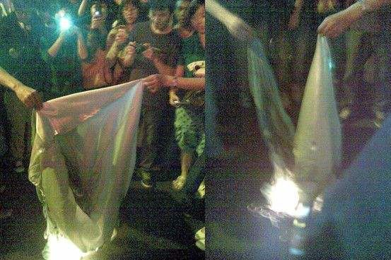 2010年在成都一家快餐店门口，一群青年把汉服当做和服示众烧毁（图片来源：网络）