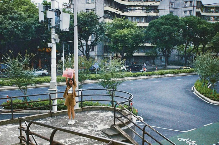 位于先行书店旁的居民楼楼梯，成为网红打卡点，在此处拍照有一股电影感氛围。周文琪/摄