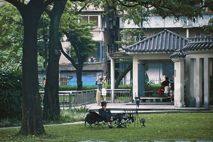 一名年轻人在垂虹公园露营。周文琪/摄