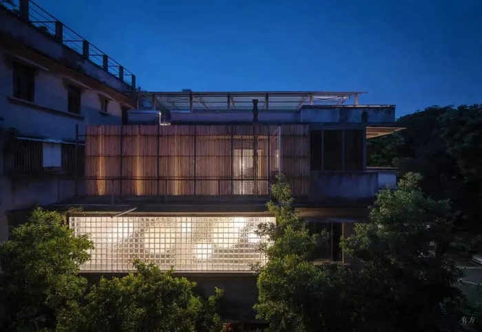 夜晚的272画廊就像一个发光体。/画廊供图