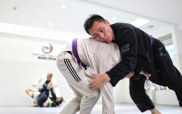 童峰身材高大但他不靠自身体重和力量的优势压制对手。  新京报记者 王飞 摄