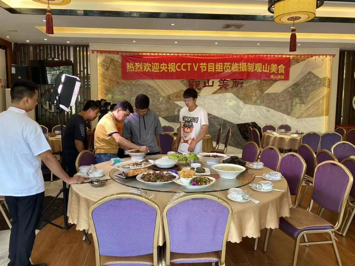 央视摄制组在观山美厨拍摄美食节目。