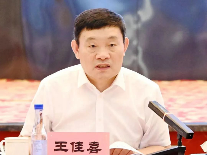 王佳喜，黑龙江龙煤矿业控股集团有限责任公司党委书记、董事长