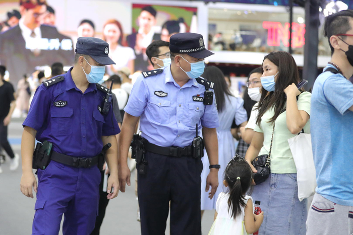 在人流密集区域加强巡逻